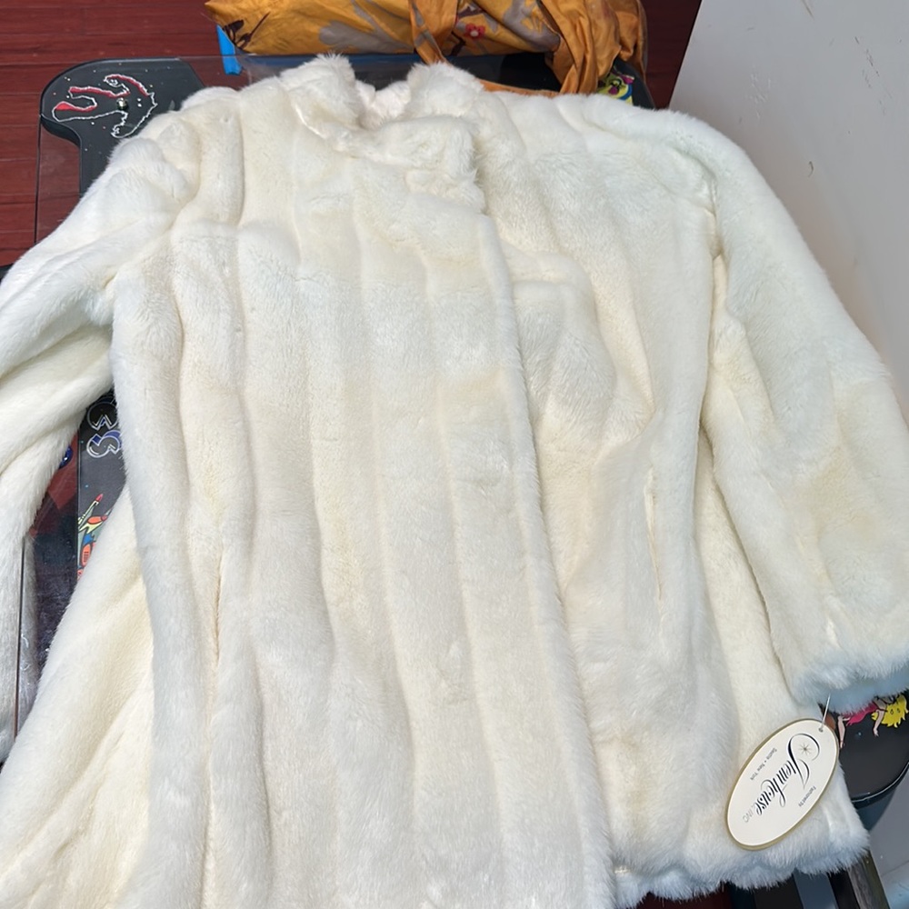 Vintage Item House Inc Faux Fur White Coat NWT - Picture 12 of 12
